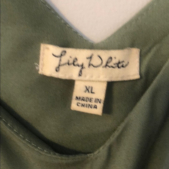 Lily White V-neck Chiffon Tank - Picture 2 of 3